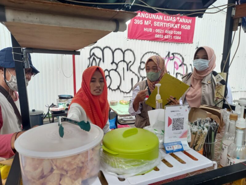 Petugas BBPOM Kota Surabaya saat mengambil sampel makanan di Kya Kya Kembang Jepun Surabaya (Foto: Christiana Beatrix)