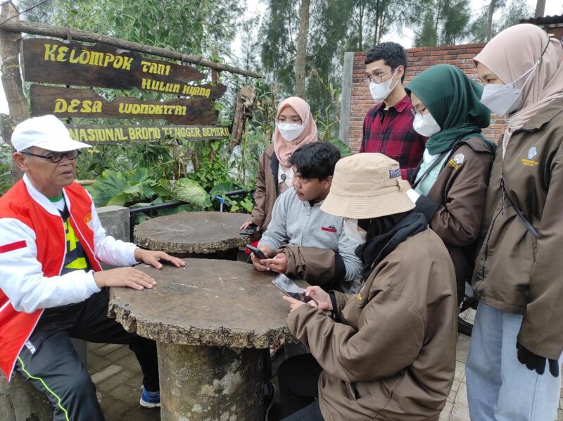 Sesi wawancara mendalam bersama kelompok masyarakat Adat Huluan Hyang terkait kegiatan sehari-hari dan budaya Suku Tengger yang dilakukan tim mahasiswa ITS (Foto: Humas ITS)