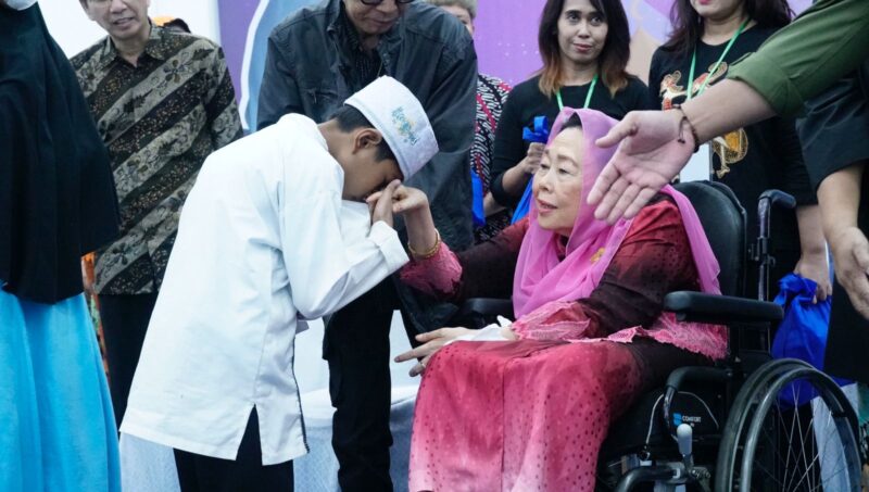 Salah satu anak peserta acara Buka Bersama di ITS mencium tangan Dr (HC) Dra Sinta Nuriyah Wahid MHum (Foto: Humas ITS)