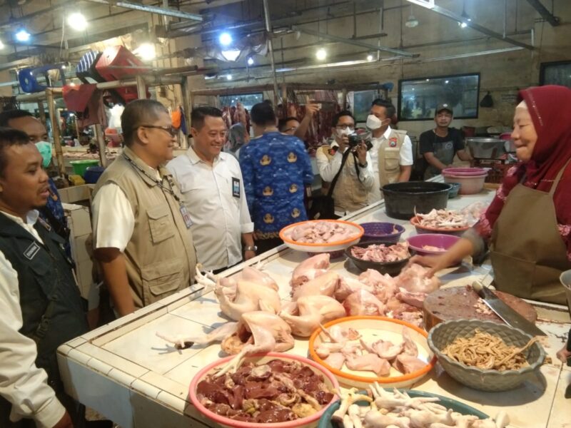 Satgas Pangan dan KPPU pantau distribusi kebutuhan pokok di Pasar Tambahrejo Surabaya (Foto:  KPPU)