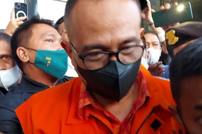 Tersangka dugaan gratifikasi Rafael Alun Trisambodo dibawa petugas menuju Rutan KPK di Gedung Merah Putih KPK, Jakarta Selatan, Senin (3/4/2023). (Foto: ANTARA)