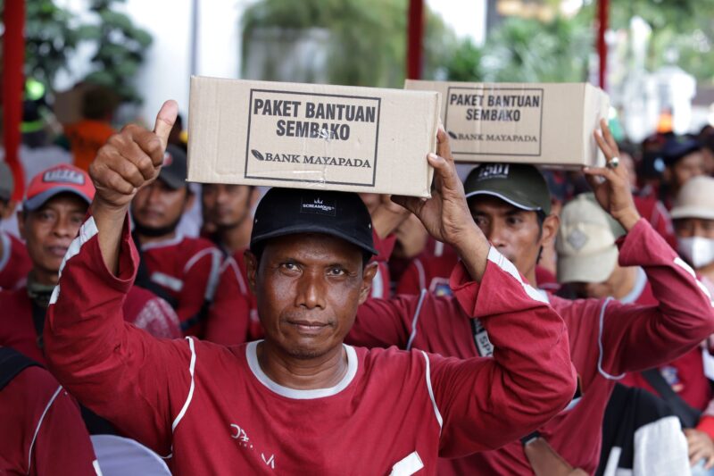 Pemkot Surabaya salurkan 12.000 paket sembako Ramadan dari Mayapada Group kepada seluruh Satgas Pemkot Surabaya (Foto: Diskominfo Surabaya)