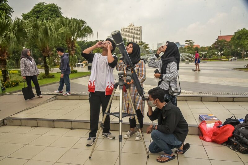 Warga Kota Surabaya Pantau Gerhana Matahari Hibrida di Balai Kota