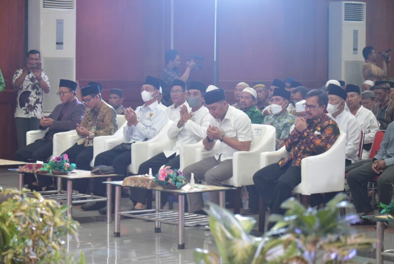 Wali Kota Eri saat ajang silaturahmi dengan perwakilan Ketua Takmis Masjid se Kota Surabaya di Graha Sawunggaling Surabaya