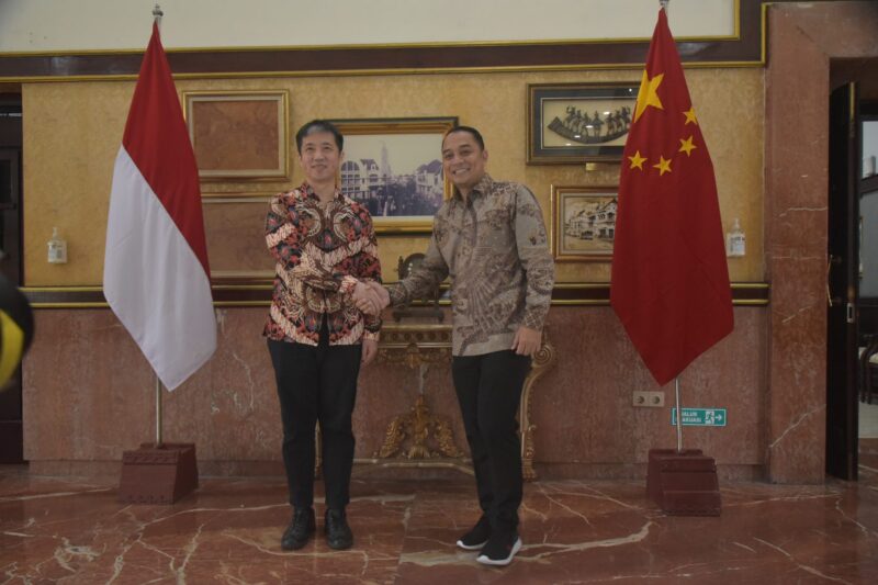 Wali Kota Surabaya Eri Cahyadi bersama Konjen  Republik Rakyat Tiongkok (RRT) di Surabaya Mr. Xu Yong (Foto: Diskominfo Surabaya)