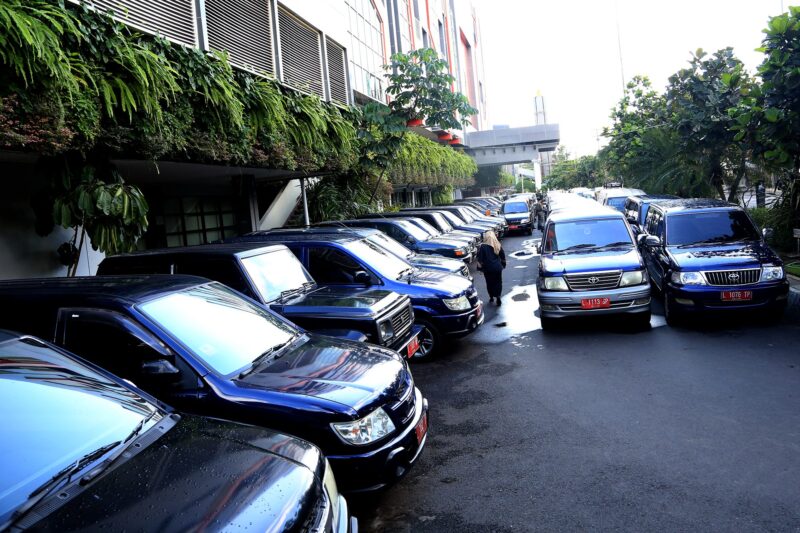 Mobil dinas parkir di Balai Kota Surabaya (Foto: Diskominfo Surabaya)