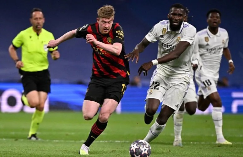 Gelandang Manchester City Kevin De Bruyne (kiri) berusaha untuk melewati hadangan bek Real Madrid Antonio Rudiger dalam pertandingan leg pertama semifinal Liga Champions di Santiago Bernabeu pada 10 Mei 2023. (Foto: ANTARA/AFP/JAVIER SORIANO)