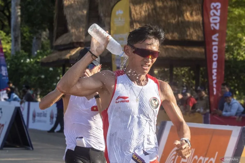 Atlet jalan cepat putra Indonesia Hendro Yap melaju pada lomba atletik nomor 20 kilometer jalan cepat Sea Games 2023 di kawasan situs warisan budaya dunia UNESCO Angkor Wat, Siem Reap, Kamboja, Sabtu (6/5/2023). . (ANTARA FOTO/MUHAMMAD ADIMAJA)