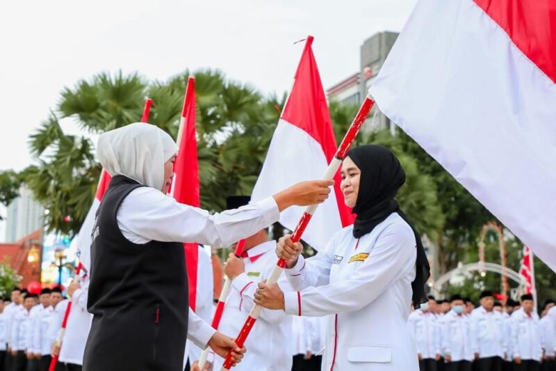 Gubernur Khofifah saat memimpin Apel Kesiapan Petugas Haji Indonesia Embarkasi Surabaya-Jawa Timur Tahun 2023 di Halaman Gedung Negara Grahadi (Foto: Kemenag Jatim)