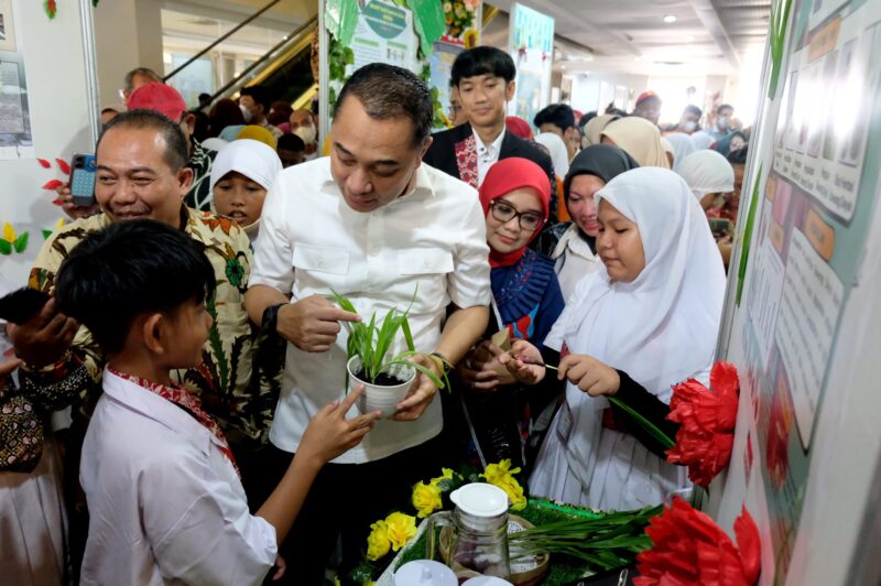 Wali Kota Eri Cahyadi meninjau karya pelajar  dalam lomba penelitian terbanyak  yang memecahkan rekor MURI (Foto: Diskominfo Surabaya)