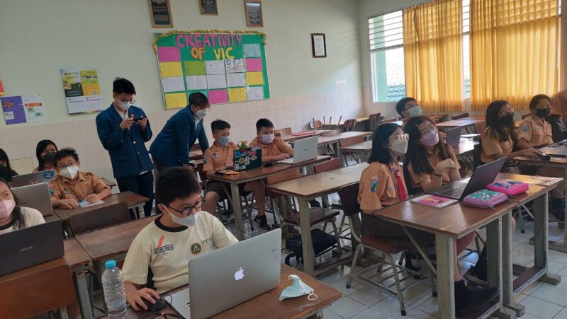 Mahasiswa Informatics PCU ajarkan IT pada anak SD di Surabaya