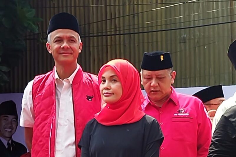 Ganjar Pranowo bersama sang istri Siti Atiqoh Supriyanti, didampingi Whisnu Sakti Buana dari DPD PDI Perjuangan Jawa Timur, saat menyapa pendukung diatas panggung Posko Pemenangan Pandegiling Surabaya (Foto: Christiana Beatrix)