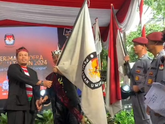 Prosesi serah terima Kirab Pemilu 2024 di kantor KPU Kota Surabaya