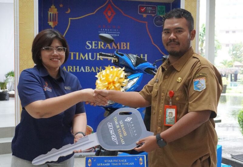 GM Aruna Senggigi, Weni Kristanti menyerahkan hadiah grand prize kepada pemenang promo iftar Ramadhan 1444 H 