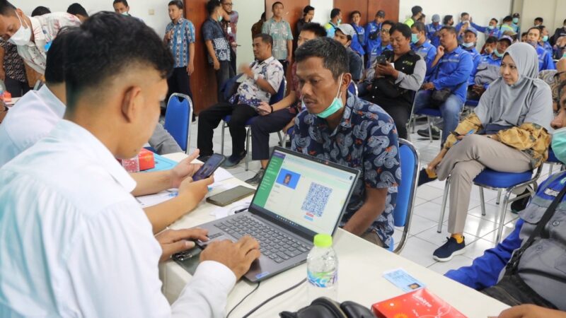 Warga Surabaya melakukan aktivasi Identitas Kependudukan Digital (IKD) atau KTP digital (Foto: Diskominfo Surabaya)
