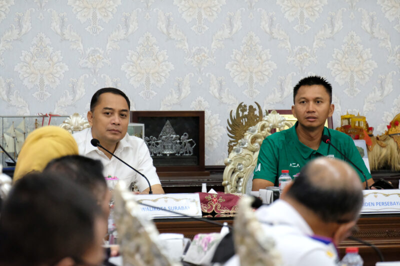 Wali Kota Surabaya Eri Cahyadi bersama Presiden Persebaya Azrul saat silaturahmi bersama manajemen Persebaya dan koordinator tribun suporter Bonek di Balai Kota Surabaya