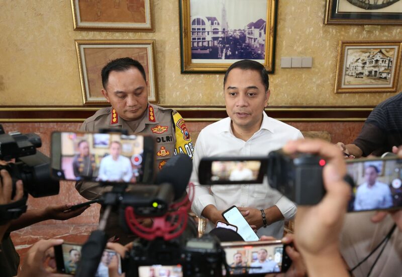 Wali Kota Eri Cahyadi bersama Kapolrestabes Surabaya Kombes Pol Pasma Royce saat memberikan keterangan pers (Foto: Diskominfo Surabaya)