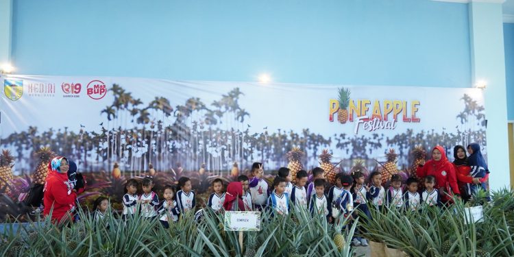 Festival nanas untuk mengenalkan produk nanas asli Kabupaten Kediri.