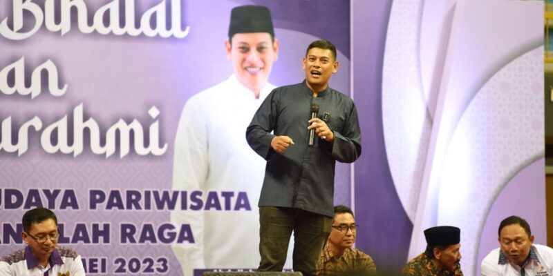 Wali Kota Kediri Abdullah Abu Bakar Halal Bihalal dengan para pelaku seni budaya pariwisata pemuda dan olahraga di GOR Joyoboyo (Foto: Oktana.id)