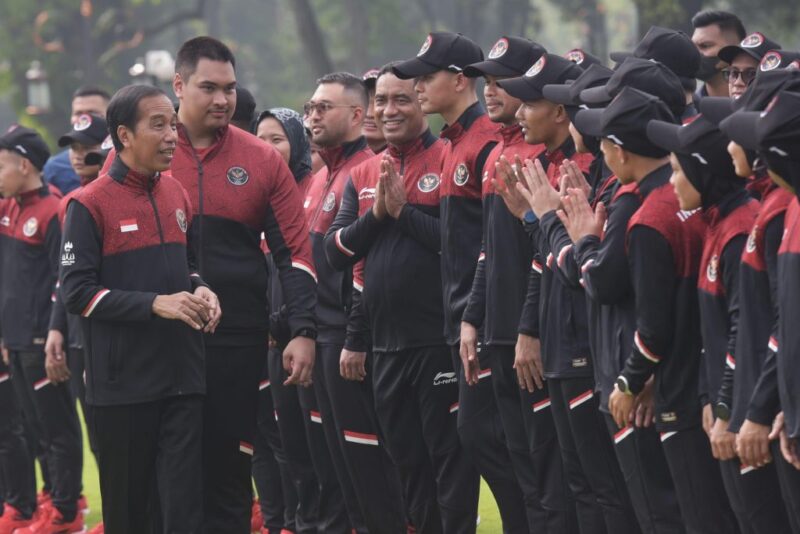 Presiden Jokowi didampingi Menpora Dito Ariotedjo melepas kontingen Indonesia ke SEA Games ke-32 di Kamboja, Selasa (02/05/2023), di halaman Istana Merdeka, Jakarta. (Foto: Humas Setkab)