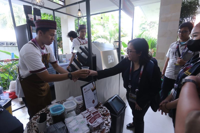 Caption Foto. Para delegasi KTT ke 42 ASEAN tampak antusias menikmati kopi asli NTT yang disajikan langsung oleh para pengusaha kopi lokal NTT yang dihadirkan di venue