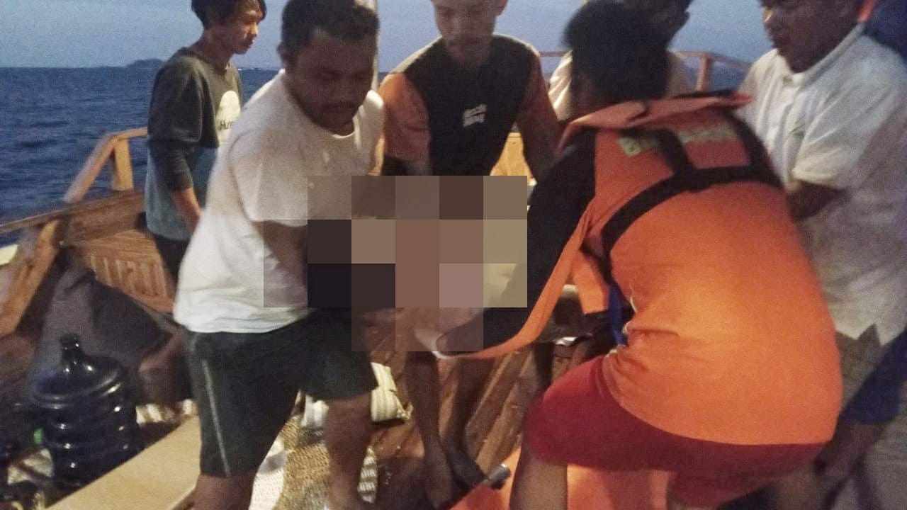 Foto. Tim SAR melakukan evakuasi terhadap wisatawan korban tenggelamnya sekoci milik KM Kaia di perairan Pulau Mauwang Labuan Bajo NTT.