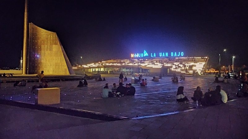 Foto. Para pengunjung saat bersantai menikmati akhir pekan di Waterfront Marina Labuan Bajo yang berada di Kabupaten Manggarai Barat Provinsi NTT. 