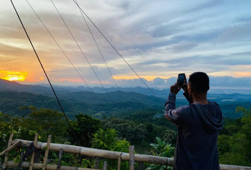 foto. Seorang pengunjung saat mengabadikan moment di Puncak Watu Api Kecamatan Mbeliling Kabupaten Manggarai Barat beberapa waktu lalu.