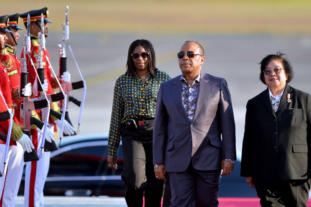 Perdana Menteri Sao Tome, Emery Trovoada (tengah) Tiba Di Bandar Udara International I Gusti Ngurah Rai Bali. (Foto: Media Center KTT AIS Forum 2023/Fikri Yusuf/pras)
