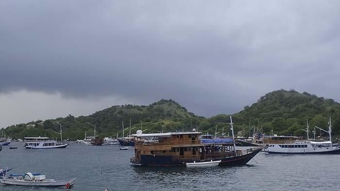 Kapal wisata sedang berlabuh di perairan sekitar Labuan Bajo, Manggarai Barat, NTT. (Dok Foto Berto Kalu)