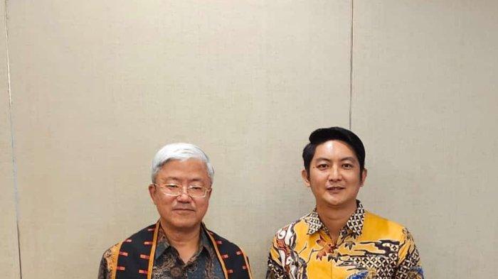 Foto bersama Ketua Kadin Manggarai Barat Charles Angliwarman (kanan) dan Konjen China Zhang Zhi Sheng. Dok Foto Berto Kalu